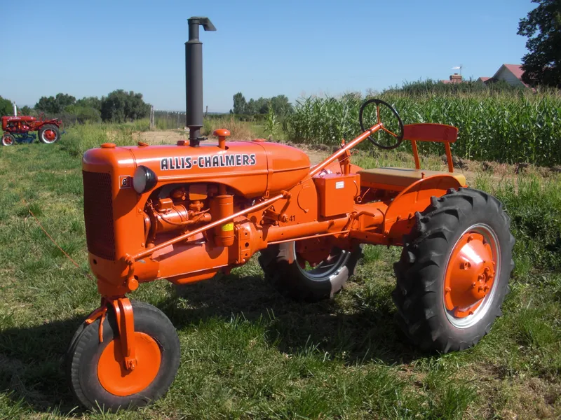 Allis-chalmers tractor photo - 1