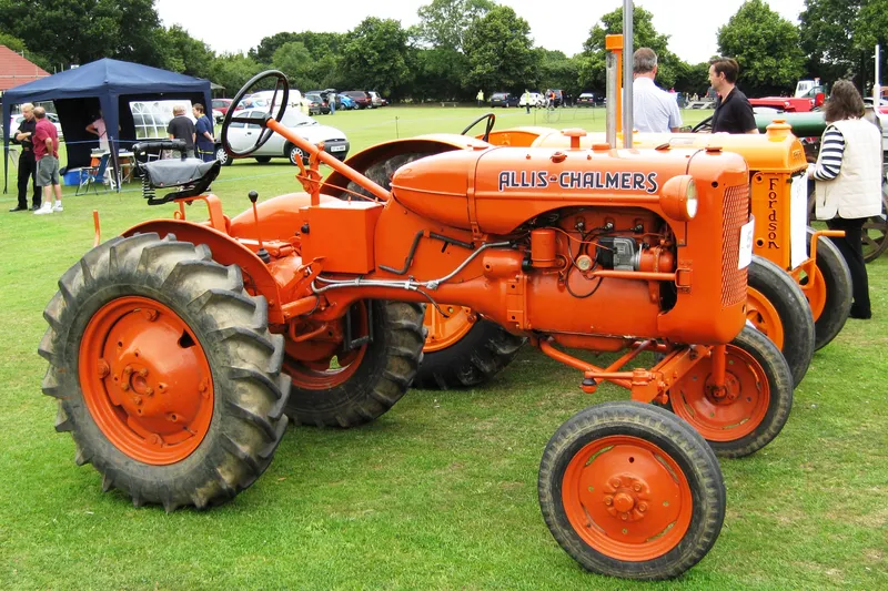 Allis-chalmers tractor photo - 2