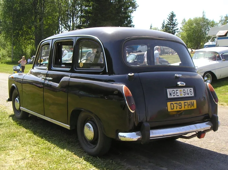 Carbodies taxi photo - 1