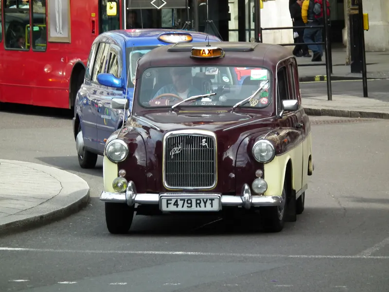 Carbodies taxi photo - 10