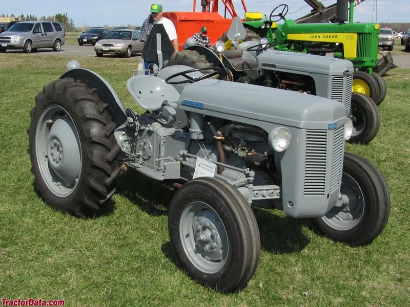 Ferguson tractor photo - 9