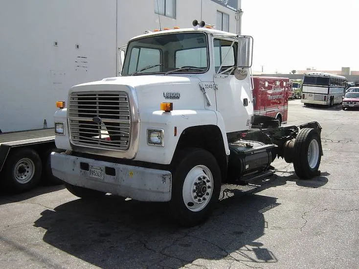 Ford l-8000 photo - 9