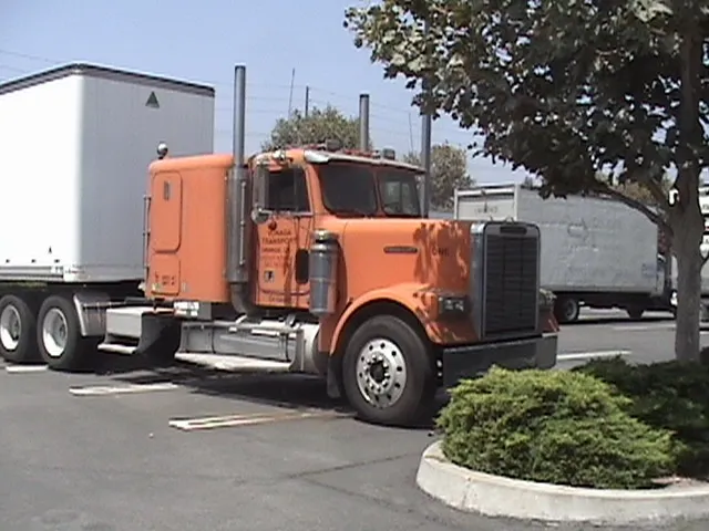 Freightliner conventional photo - 3