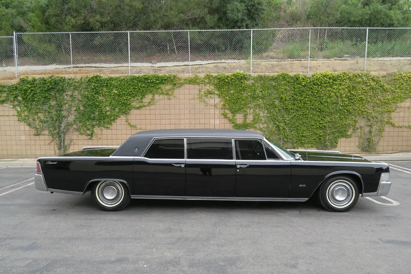 Lincoln limousine photo - 5
