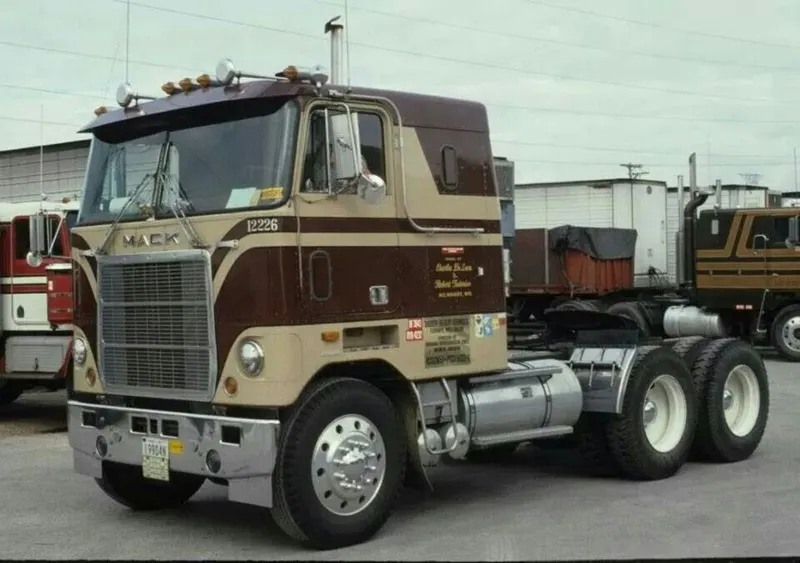 Mack cabover photo - 6