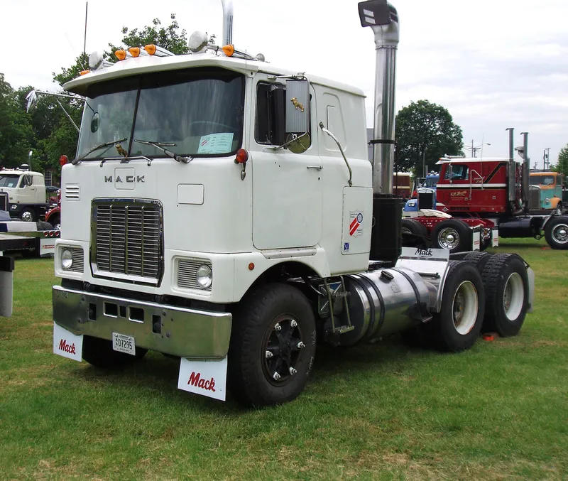 Mack cabover photo - 7