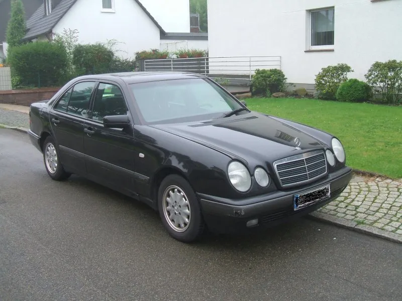 Mercedes-benz 210 photo - 2