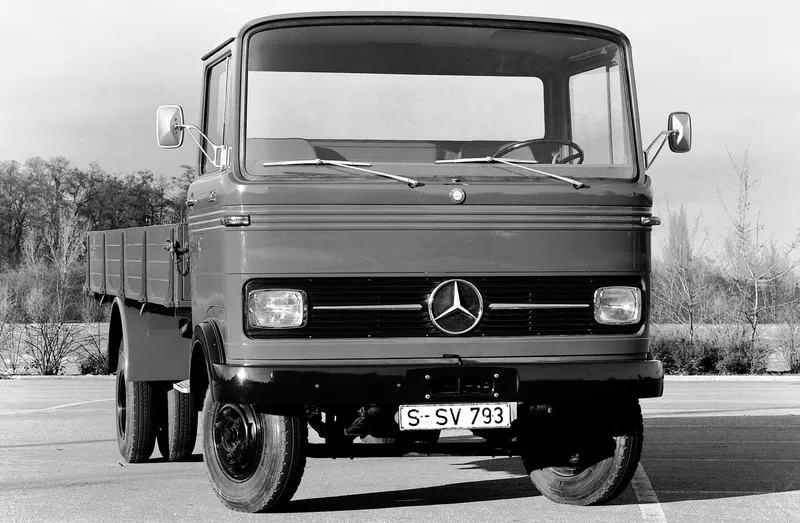 Mercedes-benz lp photo - 5