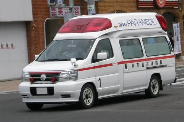 Nissan paramedic photo - 3