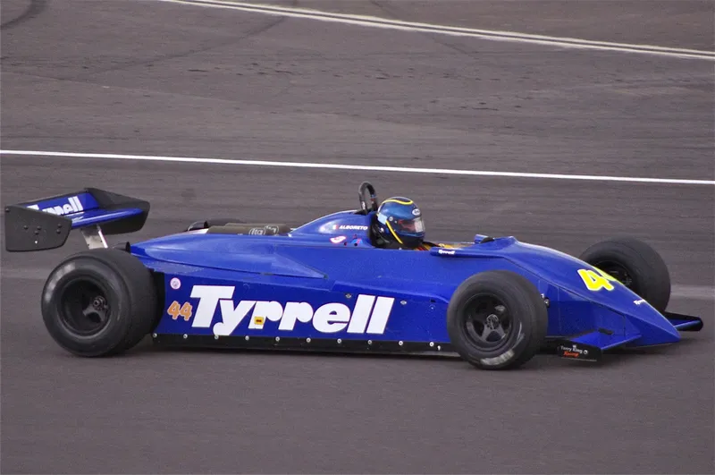 Tyrrell 011 photo - 3
