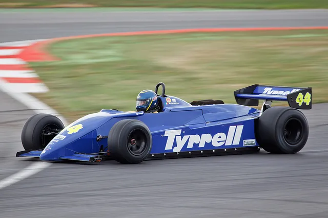 Tyrrell 011 photo - 8
